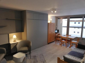Studio skis aux pieds proche centre, balcon, parking, animaux admis - FR-1-514-33